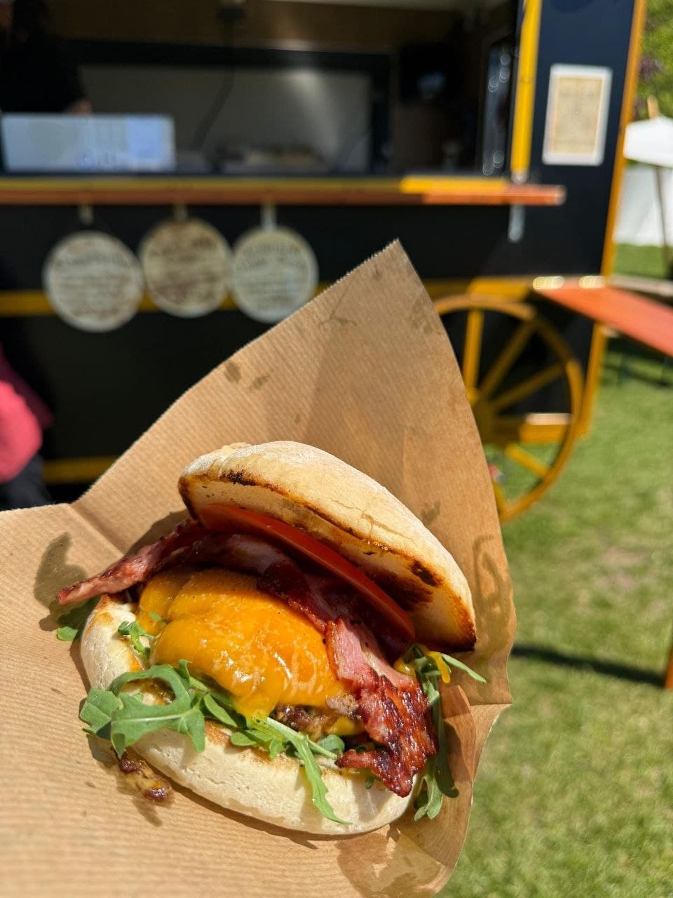 Frisch gegrillter Cheeseburger im Fladenbrot
