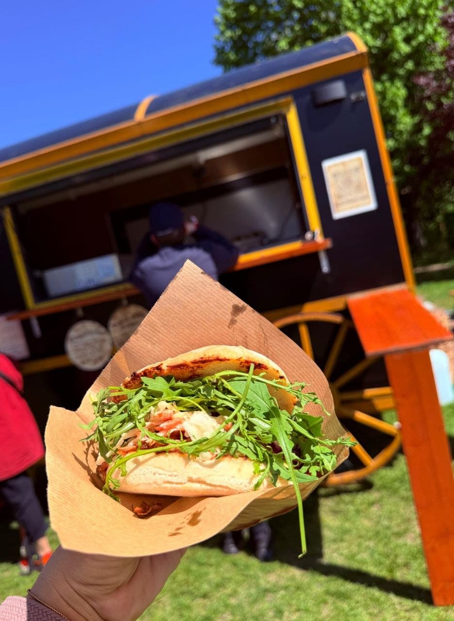 Fladenbrot-Burger der Bvrger Cvtsche vor dem Foodtruck